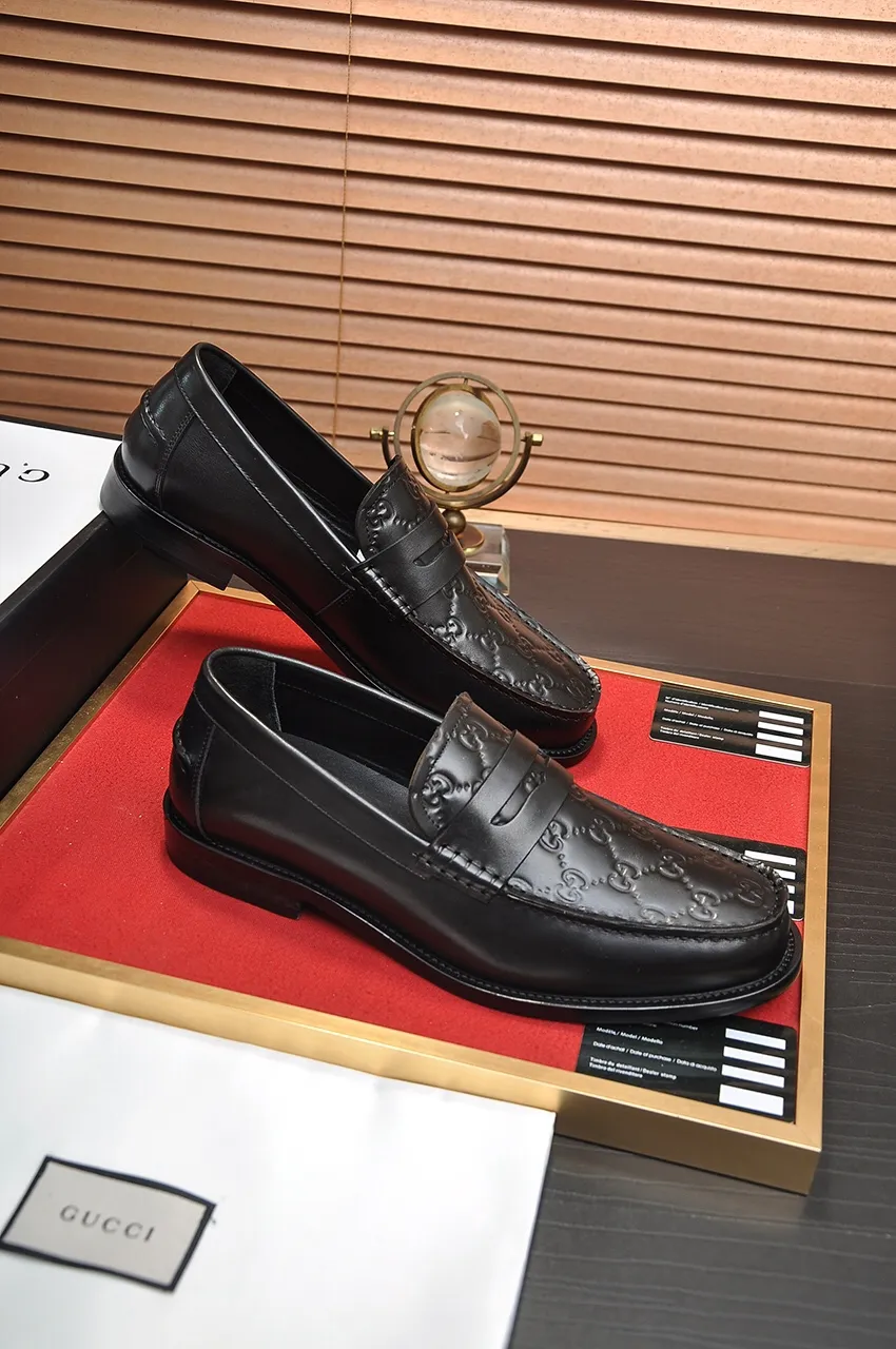 Men's shoes💰560💶Italy's top luxury men's shoe giant (GUCCI) (Gucci) (full cowhide lining) new arrival🍃Original European style🔰 Pleasant to the eye😍In order to make the shoes more durable and non-deformable🌀The production continues to follow traditional methods but there is still no lack of innovation💪Choose original sheepskin for the leather♻️ Smooth and natural And extra bright ⭐Made of imported cowhide, the first choice of rich people 38-45 (45 customized)